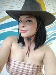 If you get any closer, you'll feel the heat of this cowgirl❤️‍🔥 de sherylgrey  4 photos