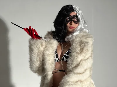 LynaFrost: Halloween just got a little more dangerous😈...Cruella is already here🖤🔥🎃 ( 3 фото)