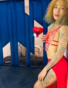 knelaTentationRsのOne look and you’re already hooked. 😈🔥の 4枚の写真