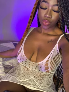 Emaaa-curvyy A bit of me🍒 Foto 3