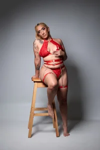 Amanda_klaire 😈 I don't know what provokes more... my gaze or this red Pic 2