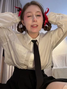 FroggyAnna ✏️hands on a desk boys!!!✏️ Pic 4