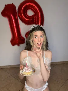 AntonettaTarringのMy age is 19 🥳の 5枚の写真
