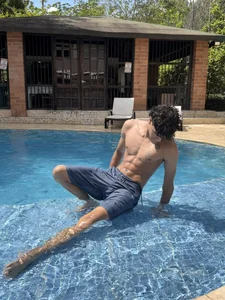 JamesDreams In the pool Foto 4