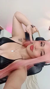 Hanny_belle a pretty girl with pink hair Pic