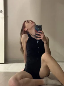 SuzieSpankwood photos in the mirror<3 slika