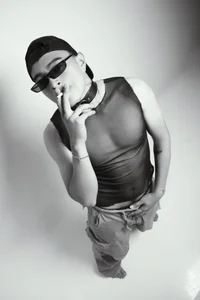 Look at me carefully, because playing is not that easy. 🖤🔥 de LiamDeep  4 photos