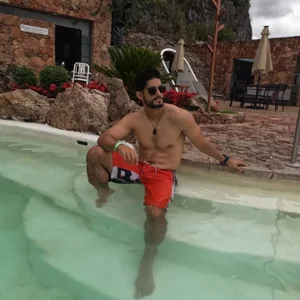 Jackyrose Jack in the pool.- Jack en la piscina.  2টি ছবি