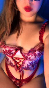 sacha_torres02 I see red Gambar