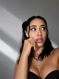 Ariana_colliinss 𝐴𝑟𝑖𝑎𝑛𝑎 🧛🏻‍♀💜🫀 Pic 3