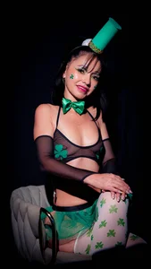 Naughtymilfx__: Public ( 2 фото)