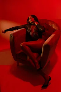 Between Red Shadows♥️ de EmilyHaan  3 photos