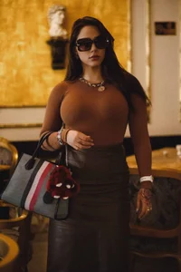 Victoria-swan Live Glamor 💎 👑 ✨  2টি ছবি