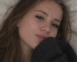 in your own world ☁️🤍 de PatriciaStewart  2 Imagens