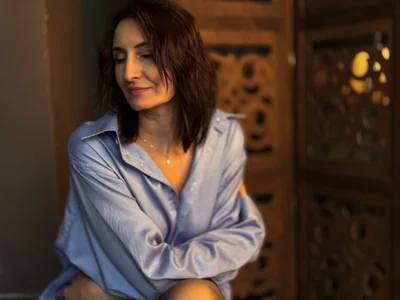 UnaTerra photo shoot in a blue shirt Pic 2