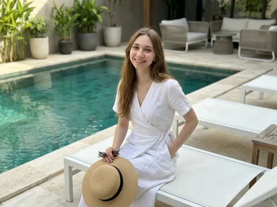 alya_dream Poolside Dream Pic
