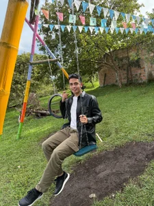 NewYoungHotのan afternoon in natureの 3枚の写真