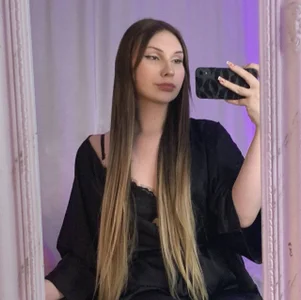 Dianaa_Rose innocent eyes , innocent lips , innocent body Foto 3