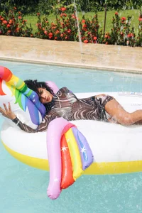 NaomiSteward Sunny day + a wet and hot girl. ☀💦 Gambar 3