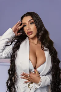 LeahLombardi_ Wonderful Woman Pic 7