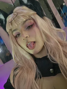 BizzyNoar sexy and horny girl 😈 Billede