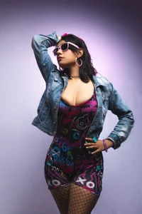 I love this 80's look od PilarJones_  snímek