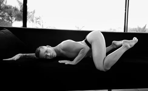 🍑🔥 Soft body, hard surprise de Sidney_Belle  3 Imagens