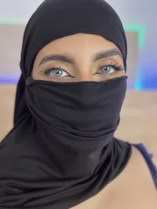 Jasmin_hamdan Tell me no… but look at me like this Immagine  2