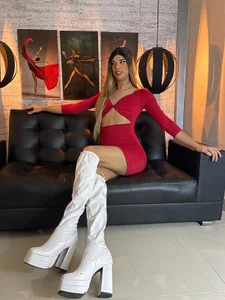 victoria_aleia_のDo you like it that way or sexier?の 4枚の写真