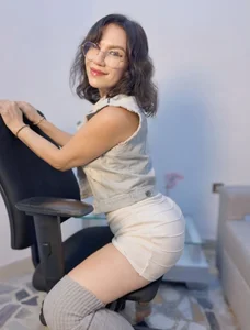 Agatha_milf0 A touch of mischief awaits you in my living room 🔥 Pic