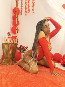 Sophia_Ebony Public Pic 6