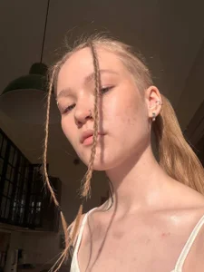 MaireLanda Tanning in the sun Pic 3