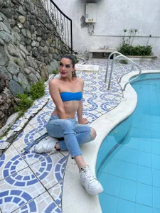 pool girl de mariiahneedles Foto 3