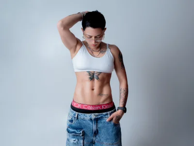 ZoeKrug Public টি ছবি