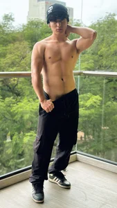 with some help, my body and skin look much better. 🫶🏻😚 de Liam_Chameliam  5 Imagens