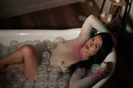 Kim_and_Mia A bathroom with me 💦💦 Pic 4