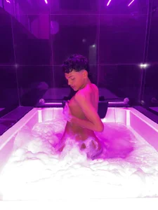 SammyMillers 💋 Hot water, soft skin, and naughty thoughts. Pic