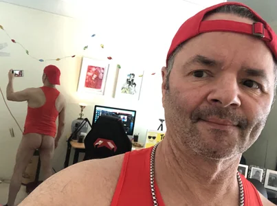 hotdadbod Fun in Red Tank Foto 2