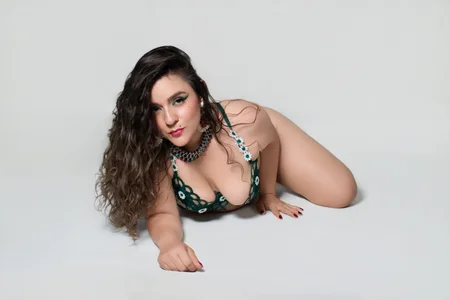 GinnaGrece Sensual and Sexy Pic 2