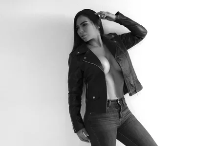 Arianna_Jones1 LOOK AT MY HUGE BOOBS รูป  3