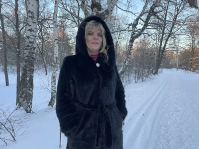 AliciaBlondes Winter Walk Gambar