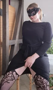 Squirtingcouple9094 Schwarzes Kleid mit Netzstrümpfen Poză