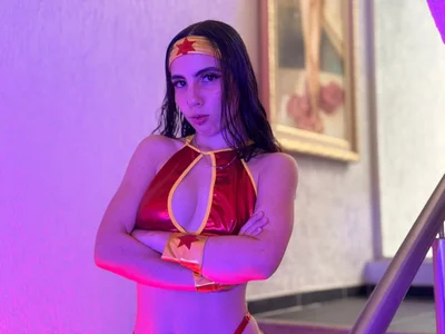 Nova_LewisのYOUR WONDER WOMAN HAS ARRIVEDの 3枚の写真