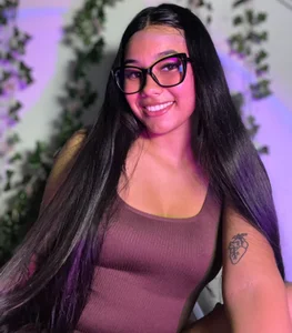 Miss Glasses 👀🩷 de liaa_swan  4 Imagens