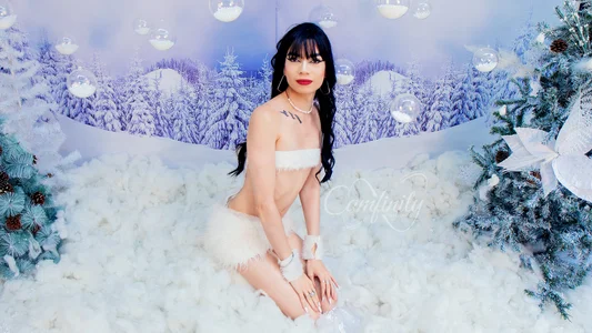 This Christmas I come loaded with warmth. 🎁🔥 od LadyLuminary  2 snímek