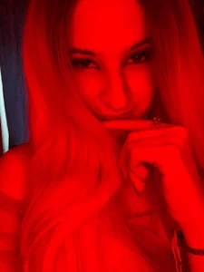 EarthaCwik Red lights suits me:) Bilde 2