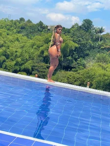 riri_brunnete kullanıcısının Pool day!❤ albümü -  5 fotoğraf