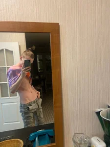 KellyTwink Public Gambar