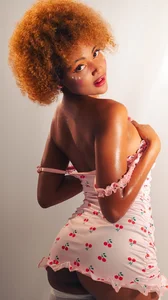 Shy and beautiful🍒 de _CurlyGirl_  3 Imagens