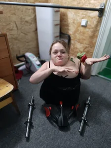 MiniNatalie Rose in my teeth, chaos on the floor, and I’m still adorable 🌹 รูป 